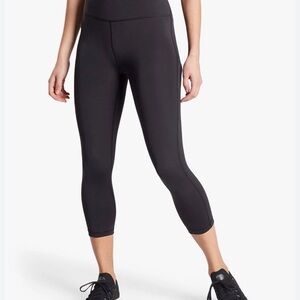 Athleta Ultimate Stash Pocket Capri Black LT Women's Athletic Leggings